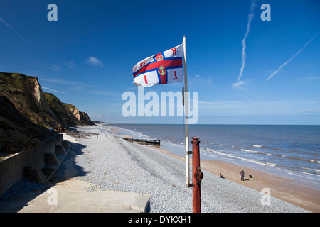 Sheringham's RNLI flag sulla Costa North Norfolk Foto Stock