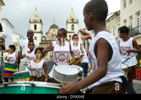 SALVADOR, Brasile - 15 ottobre 2013: Brasiliano bambini stand drumming in un gruppo nel centro storico di Pelourinho, famosa Foto Stock