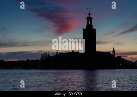 Municipio di Stoccolma si vede al tramonto. Il Municipio è situato sulla punta orientale dell'isola di Kungsholmen nella parte centrale della città Foto Stock