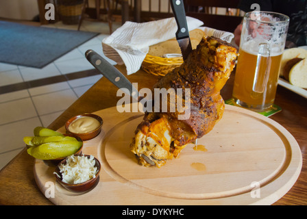 Arrosto di maiale, il fuso a snodo e il ginocchio di maiale, Schweinshax, Koleno, Praga, Repubblica Ceca, Europa Foto Stock