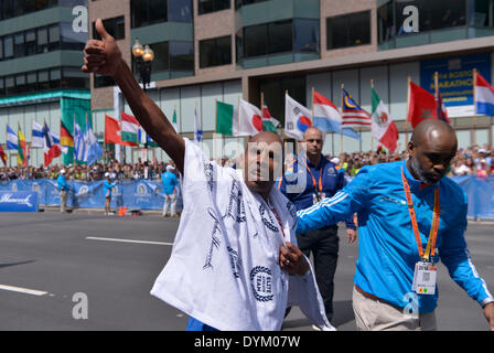 Boston, Stati Uniti d'America. Xxi Aprile, 2014. Il pulsante o la barra MEB Keflezighi(L) degli Stati Uniti celebra durante il 2014 maratona di Boston, a Boston, Massachusetts, Stati Uniti, 21 aprile 2014. Il pulsante o la barra MEB Keflezighi rivendicato il titolo di uomini della divisione con 2 ore 8 minuti e 37 secondi. Credito: Yin Bogu/Xinhua/Alamy Live News Foto Stock