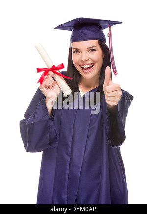 Felice la laurea razza mista donna che indossa il cappello e camice con il suo diploma isolati su sfondo bianco. Foto Stock