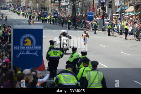 Boston, Stati Uniti d'America. Xxi Aprile, 2014. Protezione Plicemen lungo Boylston Street dove il 2014 Boston Marathon è tenuto, a Boston, Massachusetts, Stati Uniti, 21 aprile 2014. Sotto la protezione di più di 10.000 polizia, forze armate e di sicurezza del personale della società, i corridori partecipanti nel 2014 Boston Marathon completato la loro corsa in sicurezza. Credito: Yin Bogu/Xinhua/Alamy Live News Foto Stock