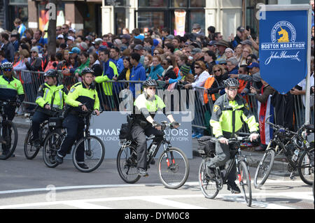 Boston, Stati Uniti d'America. Xxi Aprile, 2014. Protezione Plicemen lungo Boylston Street dove il 2014 Boston Marathon è tenuto, a Boston, Massachusetts, Stati Uniti, 21 aprile 2014. Sotto la protezione di più di 10.000 polizia, forze armate e di sicurezza del personale della società, i corridori partecipanti nel 2014 Boston Marathon completato la loro corsa in sicurezza. Credito: Yin Bogu/Xinhua/Alamy Live News Foto Stock