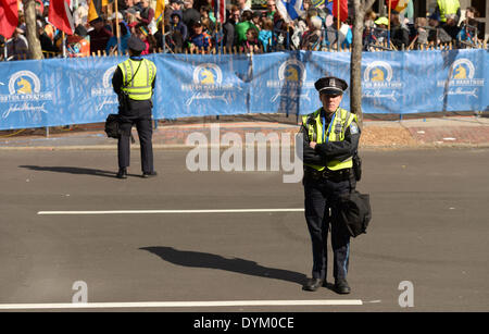 Boston, Stati Uniti d'America. Xxi Aprile, 2014. Protezione Plicemen lungo Boylston Street dove il 2014 Boston Marathon è tenuto, a Boston, Massachusetts, Stati Uniti, 21 aprile 2014. Sotto la protezione di più di 10.000 polizia, forze armate e di sicurezza del personale della società, i corridori partecipanti nel 2014 Boston Marathon completato la loro corsa in sicurezza. Credito: Yin Bogu/Xinhua/Alamy Live News Foto Stock