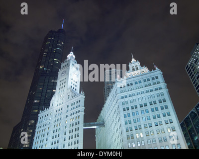 Una vista del Trump International Hotel and Tower Chicago (sinistra) e il Wrigley Building (in primo piano) a notte a Chicago. Foto Stock