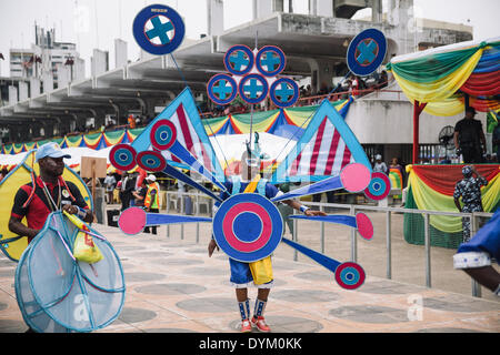 Lagos, Nigeria. Xxi Aprile, 2014. Festaioli prendere parte alla sfilata di carnevale a Lagos, Nigeria, 21 aprile 2014. © Zhang Weiyi/Xinhua/Alamy Live News Foto Stock