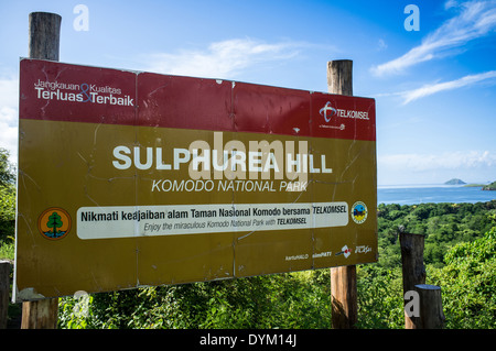 Sulphuera Hill segno sulla isola di Komodo, parco nazionale in Indonesia, in Asia Foto Stock