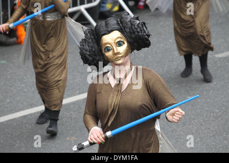 Una donna vestito come un personaggio del film della serie di Guerre Stellari serie presso il San Patrizio parata nel centro della città di Dublino Foto Stock