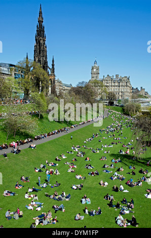 Guardando attraverso i giardini di Princes Street al Balmoral Hotel e il Monumento di Scott a Edimburgo, Scozia, Regno Unito Foto Stock