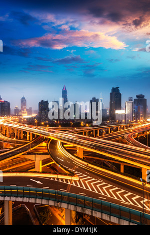 Bella città interchange cavalcavia al calar della sera a Shanghai Foto Stock