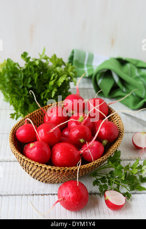 Fresche ravanelli in una ciotola, cibo closeup Foto Stock