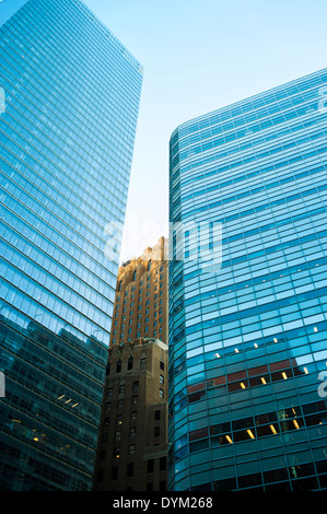 Alti edifici di vetro nella parte inferiore di Manhattan a New York City Foto Stock