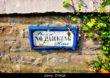 Nessun segno di parcheggio vecchia in legno Yorkshire Dales National Park, Regno Unito Inghilterra GB Foto Stock