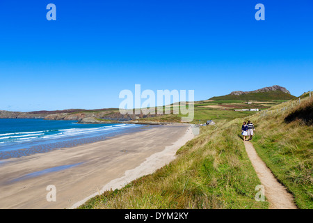 Accoppiare il Pembrokeshire Coast Path a Whitesands Beach vicino a St David's, Pembrokeshire, Wales, Regno Unito Foto Stock