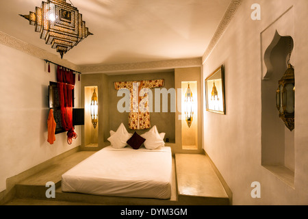 Camera da letto atmosferica al Riad Amin a Marrakech, Marocco, Africa Foto Stock