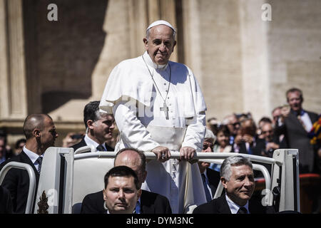 Roma, Italia. Xx Apr, 2014. Città del Vaticano il Vaticano '"" 20 aprile 2014: Papa Francesco saluta i fedeli alla fine della Domenica di Pasqua Santa Messa in Piazza San Pietro in Vaticano il 20 aprile 2014. Papa Francesco terrà una Santa Messa in Piazza San Pietro nella Città del Vaticano per festeggiare il giorno di Pasqua, la più gioiosa giorno dell'anno cristiano, che commemora Gesù la risurrezione di Cristo. © Giuseppe Ciccia/NurPhoto/ZUMAPRESS.com/Alamy Live News Foto Stock