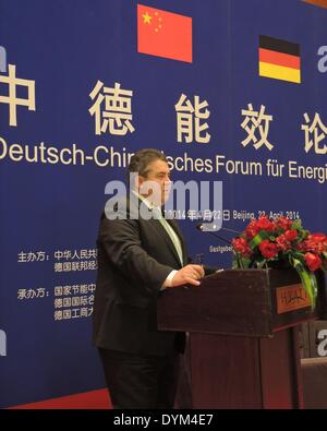 Pechino, Cina. 22 apr 2014. Il Ministro tedesco dell'economia e dell'energia Sigmar GABRIEL (SPD) offre un discorso a un Forum German-Chinese per efficienza energetica a Pechino in Cina, 22 aprile 2014. Entrambi i paesi intendono cooperare più strettamente per risparmiare energia e per fare progressi con la protezione del clima a livello internazionale. Foto: Tim Braune/dpa/Alamy Live News Foto Stock