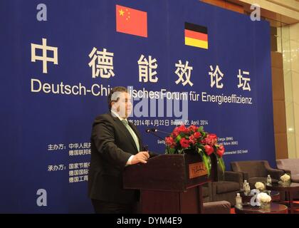 Pechino, Cina. 22 apr 2014. Il Ministro tedesco dell'economia e dell'energia Sigmar GABRIEL (SPD) offre un discorso a un Forum German-Chinese per efficienza energetica a Pechino in Cina, 22 aprile 2014. Entrambi i paesi intendono cooperare più strettamente per risparmiare energia e per fare progressi con la protezione del clima a livello internazionale. Foto: Tim Braune/dpa/Alamy Live News Foto Stock