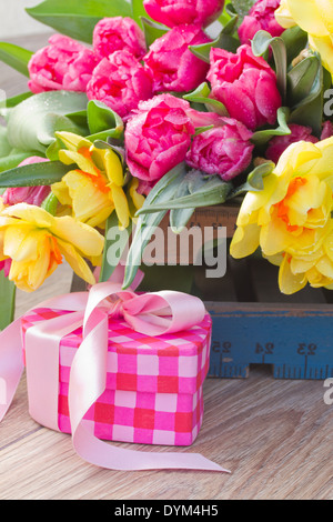 Fiori di primavera con confezione regalo Foto Stock