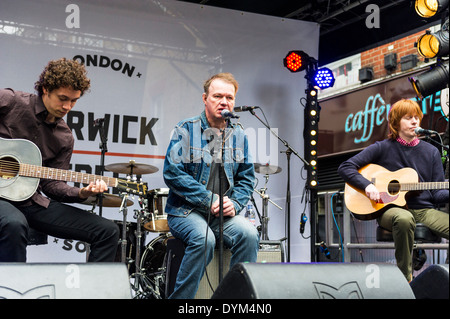 Edwyn Collins di eseguire un insieme acustico a Berwick Street registrare giorno in concerto a Londra. Foto Stock