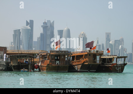 Doha, Qatar - 21 Aprile 2012: Dhows visto con lo sfondo dei grattacieli di Doha visto dalla Corniche. Credito: David Mbiyu/Alamy Live News Foto Stock