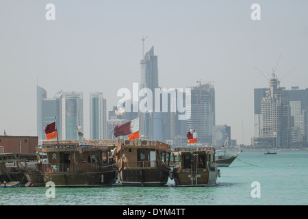 Dhow con lo sfondo dei grattacieli di Doha visto dalla Corniche. Credito: David Mbiyu/Alamy Live News Foto Stock