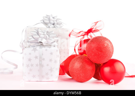 Lussuoso sfondo di Natale. Palle rosse e splendidamente avvolto presenta. Foto Stock