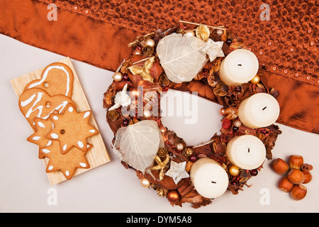 Natale tradizionale vita ancora con il Natale corona, gingerbread cookie e i dadi. Marrone naturale tradizionale concetto. Foto Stock