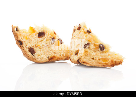 Due pezzi di panettone isolati su sfondo bianco. Italiano tradizionale festa di natale il cibo. Foto Stock