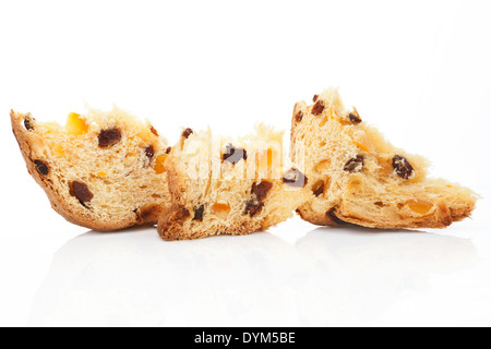 Il Panettone torta alla frutta pezzi isolati su sfondo bianco. Italiano tradizionale torta di Natale. Foto Stock