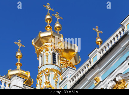 Cupole dorate della chiesa ortodossa. Palazzo di Caterina, Carskoe Selo, San Pietroburgo Foto Stock