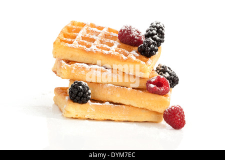 Deliziosi waffle zuccherata con lamponi e mirtilli isolati su sfondo bianco. Tradizionale dessert belga. Foto Stock