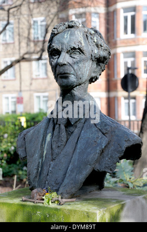 Londra, Inghilterra, Regno Unito. Busto commemorativo (Marcelle Quinton; 1980) di Bertrand Russell (1872-1970; il filosofo) in Red Lion Square Foto Stock