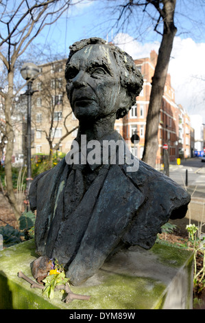 Londra, Inghilterra, Regno Unito. Busto commemorativo (Marcelle Quinton; 1980) di Bertrand Russell (1872-1970; il filosofo) in Red Lion Square Foto Stock