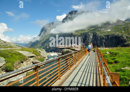 Piattaforma di Osservazione sulla Trollstigen Road, vicino a Åndalsnes, Møre og Romsdal, Norvegia occidentale, Norvegia Foto Stock