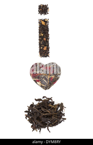 Asciugare le foglie di tè, tè compresso in forma di cuore e nero Earl Grey formando I love the. Concettuale del tè tradizionale di bere. Foto Stock