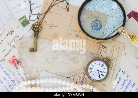 Vecchi messaggi di posta elettronica con il vecchio orologio, chiave e Loupe Foto Stock