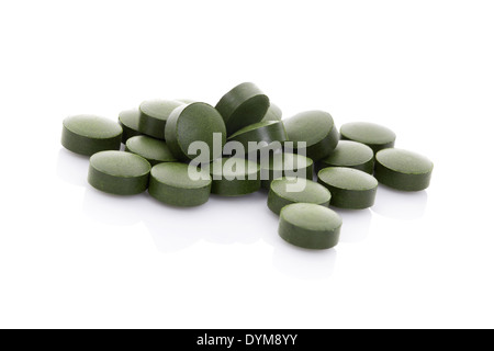 Green clorella e spirulina pillole isolati su sfondo bianco. Supplemento nutrizionale, uno stile di vita sano e naturale alternativa Foto Stock