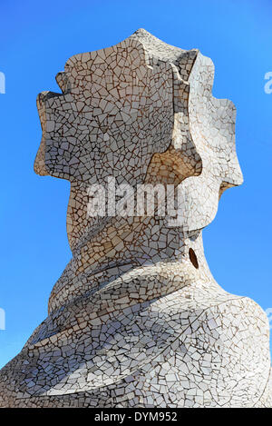 Scultorea dell'albero di ventilazione sul tetto di Casa Mila o La Pedrera di Antoni Gaudi, Patrimonio Mondiale dell UNESCO Foto Stock