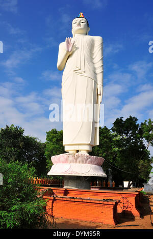 Gigantesca statua del Buddha nella parte anteriore di un monastero nei pressi di Sigiriya, provincia centrale, Sri Lanka Foto Stock