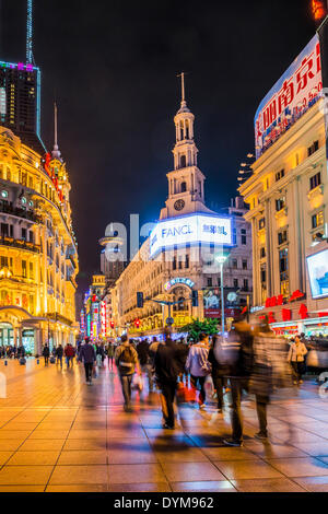 Nanjing Road, la zona pedonale e affollata strada commerciale di notte, Shanghai, Cina Foto Stock