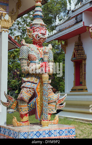 Custode del tempio di Wat Samret tempio, Ko Samui, Surat Thani provincia, Thailandia Foto Stock