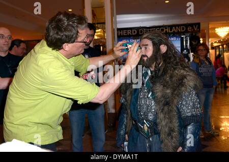 Co-fondatore e co-direttore della Weta aziende, Richard Taylor durante un workshop di trucco al HobbitCon 2 convenzione presso la struttura Maritim Hotel Bonn, Germania. Il 19 aprile 2014/picture alliance Foto Stock