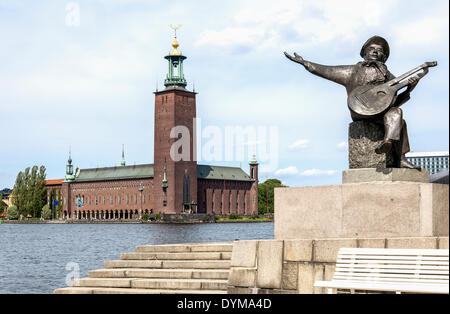 La scultura di un liuto lettore nella parte anteriore del Municipio di Stoccolma, Stockholms stadshus, Stoccolma, contea di Stoccolma, Svezia Foto Stock