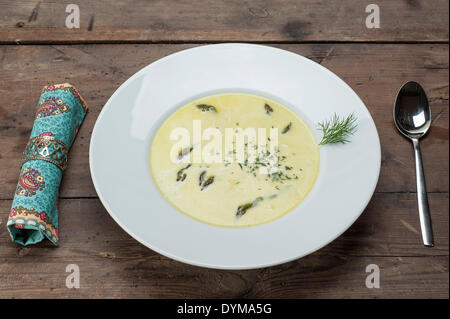 Zuppa di asparagi con asparagi verdi Foto Stock