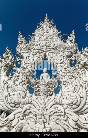 Wat Rong Khun, ornati in dettaglio sul ponte del tempio bianco, dall'architetto ed artista Chalermchai Kositpipat, Chiang Rai Foto Stock