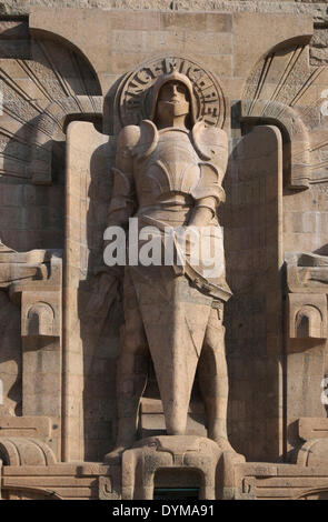 Statua di San Michele Arcangelo, dopo il restauro del monumento alla battaglia delle nazioni, Leipzig, in Sassonia, Germania Foto Stock