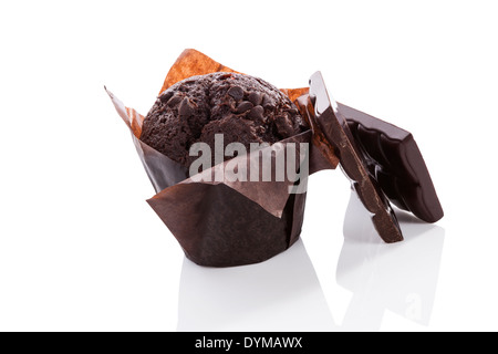 Muffin al cioccolato avvolto in carta marrone con barra di cioccolato isoalted su sfondo bianco con la riflessione. Delizie dessert. Foto Stock