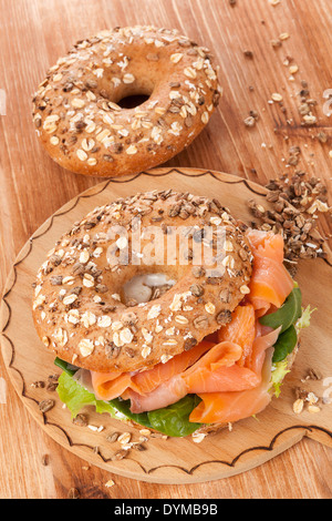 Deliziosi bagel con salmone affumicato. Tradizionale american mangiare sano. Foto Stock